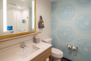 Tru By Hilton Niceville, Fl的一间浴室
