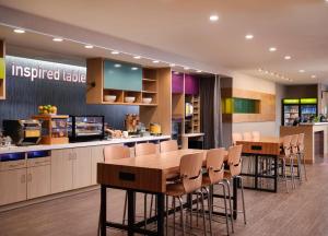 图珀洛Home2 Suites By Hilton Tupelo的厨房里有桌椅的餐厅