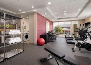 Home2 Suites By Hilton Tupelo的健身中心和/或健身设施