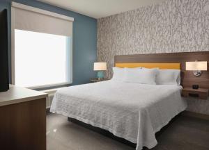 Home2 Suites By Hilton Tupelo客房内的一张或多张床位