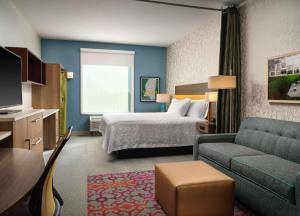 图珀洛Home2 Suites By Hilton Tupelo的配有床和沙发的酒店房间 更多25张照片