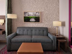 Home2 Suites By Hilton Tupelo的休息区