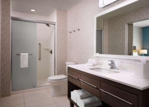 Home2 Suites By Hilton Tupelo的一间浴室