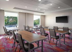 Home2 Suites By Hilton Tupelo的电视和/或娱乐中心