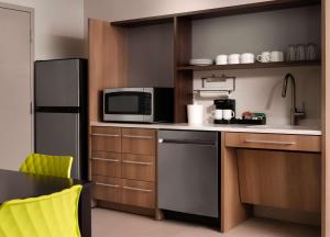 Home2 Suites By Hilton Tupelo的厨房或小厨房
