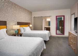 Home2 Suites By Hilton Tupelo客房内的一张或多张床位