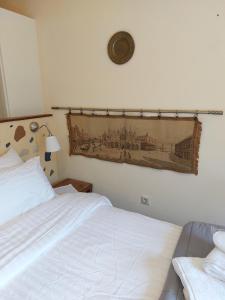 1 dormitorio con 1 cama y una foto en la pared en Suite Korfes-Κορφές-Σ Αυτόνομη Σουίτα με Τζάκι στην Βίλα Κορφές, en Karpenisi