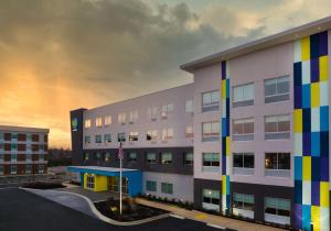 un edificio de hospital con un arco iris en el cielo en Tru By Hilton Tupelo, Ms en Tupelo
