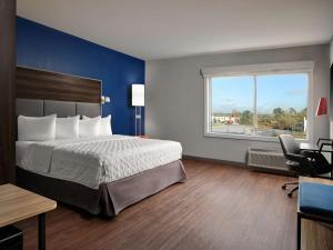 A bed or beds in a room at Tru By Hilton Tupelo, Ms