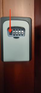 un mando a distancia que sobresale de una pared en Calicanto House & Pool, en Torrent