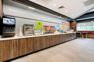 a restaurant with a counter with a drink station at Tru By Hilton Chapel Hill in Chapel Hill