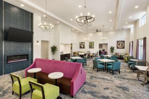 eine Lobby mit einem Sofa, Tischen und Stühlen in der Unterkunft Homewood Suites By Hilton Carlisle in Carlisle