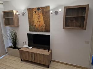 un soggiorno con una TV a schermo piatto su una parete di Eldorado Casa Gi a Playa de las Americas