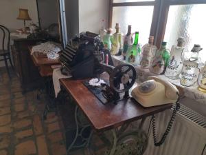 einen Tisch mit einem Telefon und ein paar Flaschen in der Unterkunft Etno house Leja 