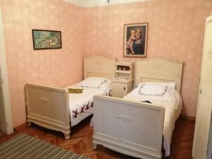 2 Betten in einem Schlafzimmer mit rosa Wänden in der Unterkunft Etno house Leja 