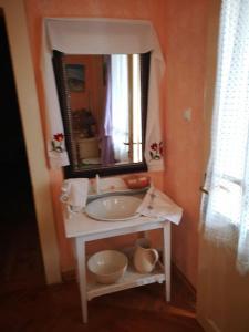 ein Bad mit einem Waschbecken und einem Spiegel in der Unterkunft Etno house Leja 