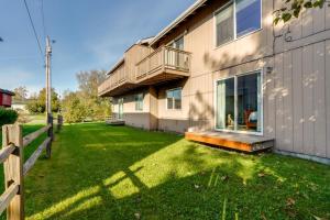 una casa con un patio delante de ella en Accommodating Anchorage Abode Less Than 1 Mi to Jewel Lake, en Anchorage