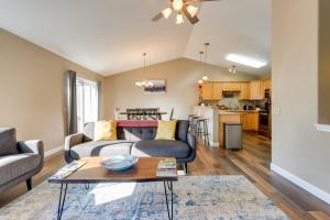 sala de estar con sofá y mesa en Accommodating Anchorage Abode Less Than 1 Mi to Jewel Lake, en Anchorage