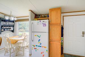 Billede fra billedgalleriet på Creekfront Max Meadows Mobile Home with Deck! i Max Meadows + 19 billeder