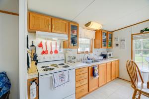 Billede fra billedgalleriet på Creekfront Max Meadows Mobile Home with Deck! i Max Meadows