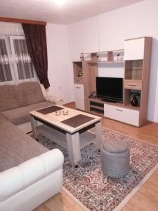 Apartman Natur في يايتشه: غرفة معيشة مع أريكة وطاولة
