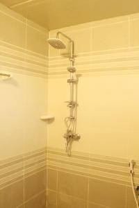 a shower with a shower head in a bathroom at Al khitaym guest house in Sa‘ab Banī Khamīs