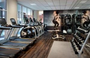 un gimnasio con un montón de cintas de correr y máquinas en Embassy Suites by Hilton Bethesda Washington DC, en Bethesda
