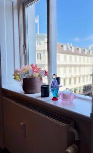 Ultimate Luxury in Kgs. Nytorv في كوبنهاغن: على حافة النافذة مع الزهور والشموع