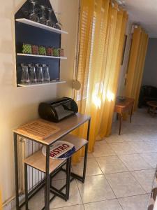 logement complet 2 chambres garage wifi de 1 a 5 voyageurs في Montfort-le-Gesnois: غرفة مع طاولة عليها حقيبة
