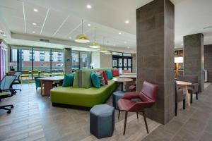 Posezení v ubytování Home2 Suites By Hilton Burleson