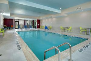 Bazén v ubytování Home2 Suites By Hilton Burleson nebo v jeho okolí