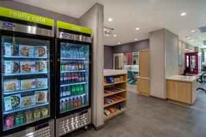 Kuchyň nebo kuchyňský kout v ubytování Home2 Suites By Hilton Burleson