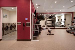 una sala de fitness con un gimnasio con máquinas de ejercicio en Home2 Suites By Hilton Burleson, en Burleson