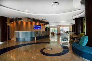 a lobby with a blue couch and a table at Hampton by Hilton Veracruz Boca Del Rio in Veracruz