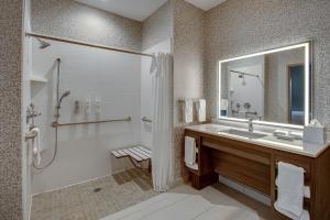 Koupelna v ubytování Home2 Suites By Hilton Burleson