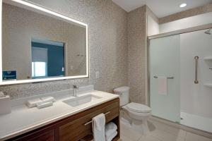 Koupelna v ubytování Home2 Suites By Hilton Burleson