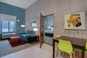Posezení v ubytování Home2 Suites By Hilton Burleson