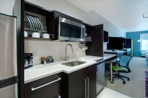Kuchyň nebo kuchyňský kout v ubytování Home2 Suites By Hilton Burleson