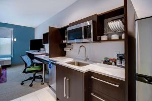 Kuchyň nebo kuchyňský kout v ubytování Home2 Suites By Hilton Burleson