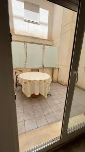 una stanza con tavolo in una stanza con finestra di Preciosa a 2 min Renfe a Gandía