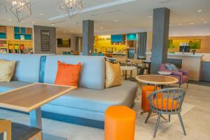 Home2 Suites By Hilton Logansport的休息区