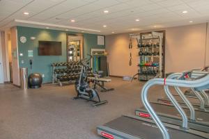 einen Fitnessraum mit Laufbändern und Trainingsgeräten in einem Zimmer in der Unterkunft Home2 Suites By Hilton Logansport in Logansport