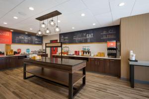 ein Fast-Food-Restaurant mit einem Tisch in der Mitte in der Unterkunft Hampton Inn by Hilton Detroit Southfield in Southfield