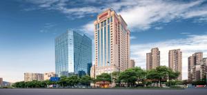 un perfil urbano con rascacielos altos en una ciudad en Hilton Garden Inn Changsha Yuelu, en Changsha