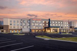 un grande edificio con un parcheggio di fronte di Hampton Inn & Suites Cincinnati West, Oh a Dent