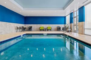 una piscina in una camera d'albergo con pareti blu di Hampton Inn & Suites Cincinnati West, Oh a Dent