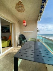 - Mesa de comedor en un balcón con vistas al océano en Cunit Beach, en Cunit