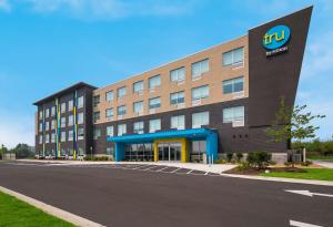 an office building with a ups sign on it at Tru By Hilton Novi Detroit in Novi