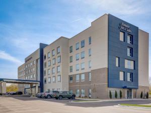 a building with cars parked in a parking lot at Hampton Inn & Suites Williamstown Ark Encounter, Ky in Williamstown