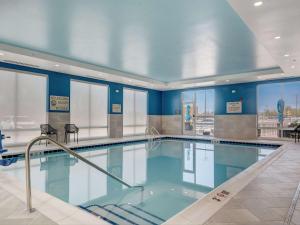 une grande piscine avec des murs bleus et des plafonds bleus dans l'établissement Hampton Inn & Suites Williamstown Ark Encounter, Ky, à Williamstown